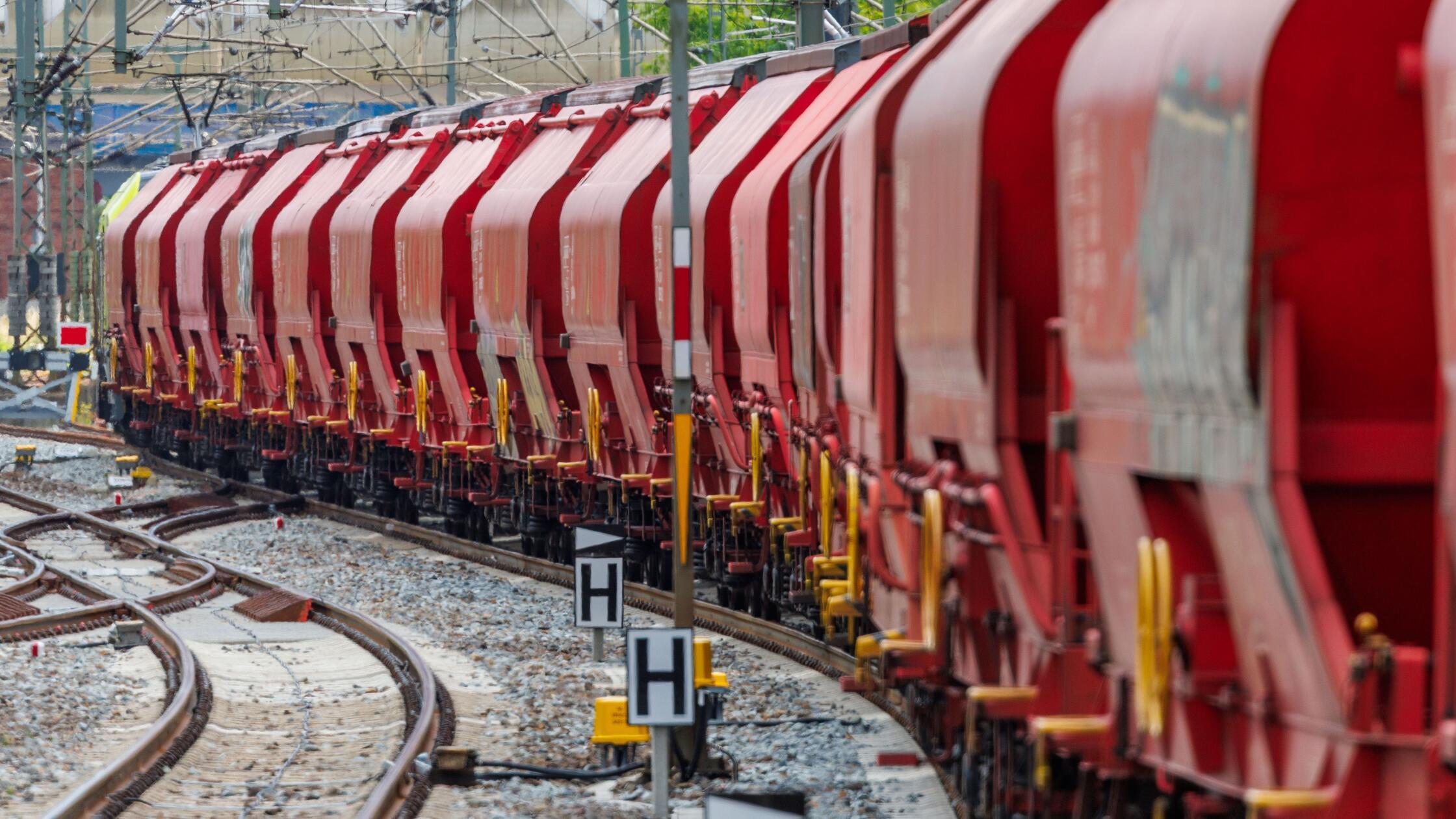 He wanted to take a shortcut: Man climbs under train in Gunzenhausen - | ...