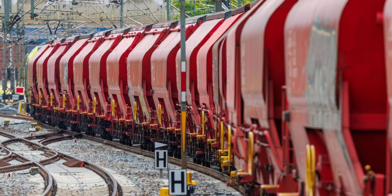 He wanted to take a shortcut: Man climbs under train in Gunzenhausen - | ...