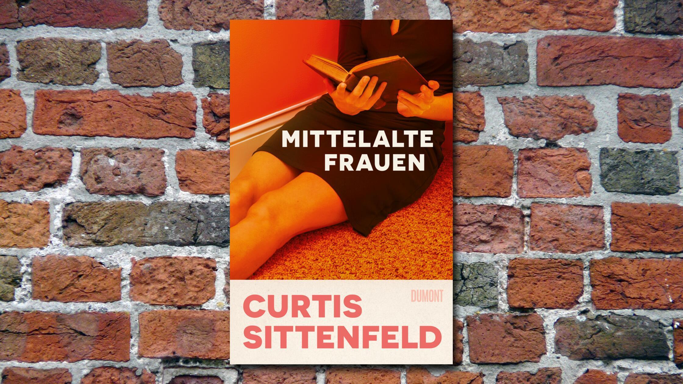 Eine 22 Jahre alte Ehe und das Leben in einem Backsteinbungalow. "Backsteinbungalow" – dieses herrliche Wort zeigt das Können von Autorin Curtis Sittenfeld, Atmosphäre in Buchstaben zu kleiden. In "Die Umarmung", einer von zwölf Erzählungen im Band "Mittelalte Frauen", drängt sich der angekündigte Besuch des Ex-Freundes in die Routine des Paares, die nicht Freiraum lässt, sondern Gewohnheiten gebildet hat, um sich aus dem Weg zu gehen. Darf sie den Ex umarmen? Will sie es? Frauen zwischen 40 und 50 spielen die Hauptrolle der Geschichten. Es geht um Träume, Ängste und Irritationen in der Lebensmitte. Das klingt nach Schwermut, doch Curtis schafft eine Leichtigkeit, die immer ein feines Lächeln zulässt. (Dumont, 25 Euro) Kathrin Walther