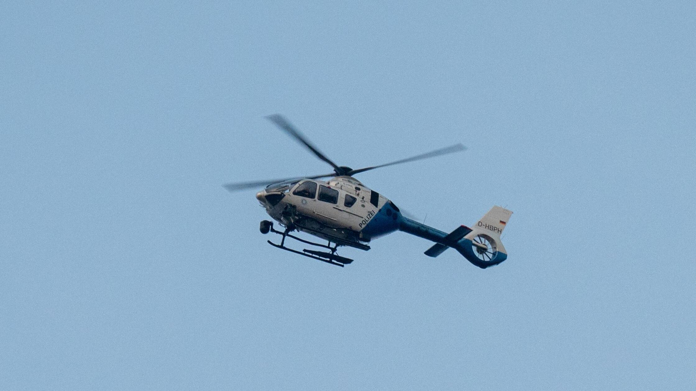 Ein Polizeihubschrauber fliegt. (zu dpa: «Geflücht