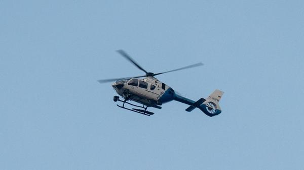 Ein Polizeihubschrauber fliegt. (zu dpa: «Geflücht