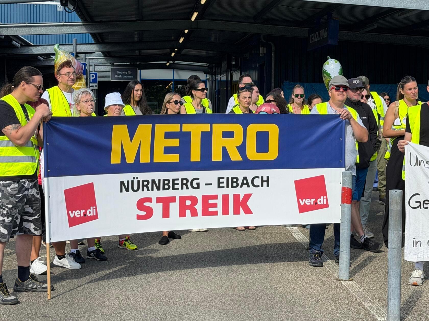 Auf dem Gelände der Metro in Buch versammelten sich die Streikenden ab 8.30 Uhr.