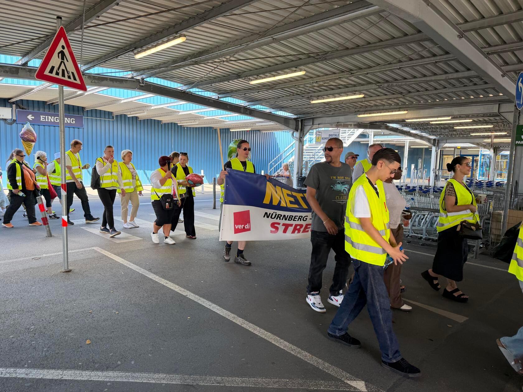 Als Hintergrund der Proteste gelten die festgefahrenen Tarifverhandlungen im bayerischen Handel.