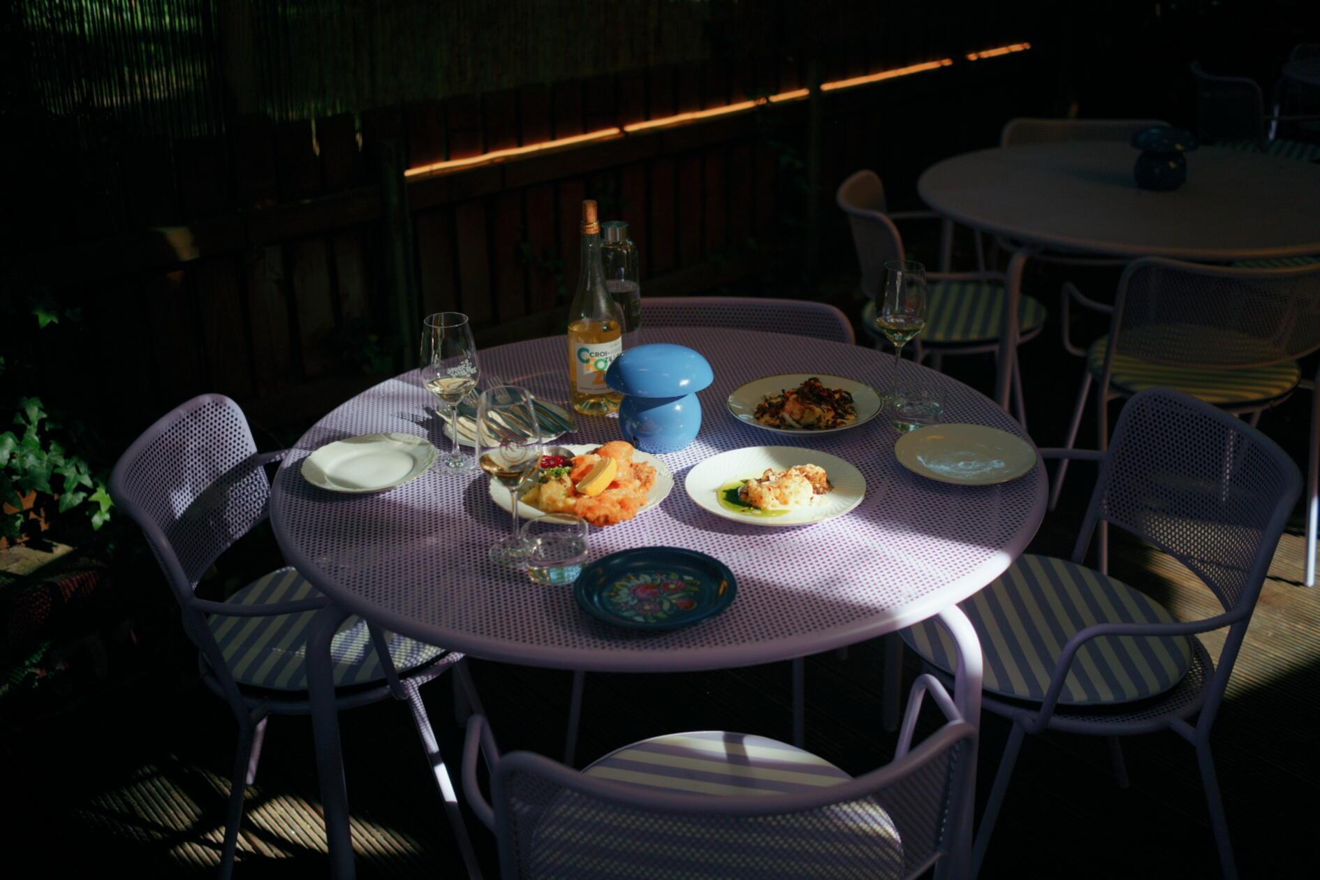 Auf der Terrasse gibt es rund 90 Plätze ...