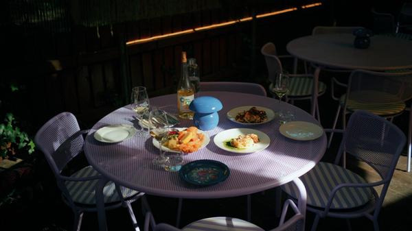 Auf der Terrasse gibt es rund 90 Plätze ...