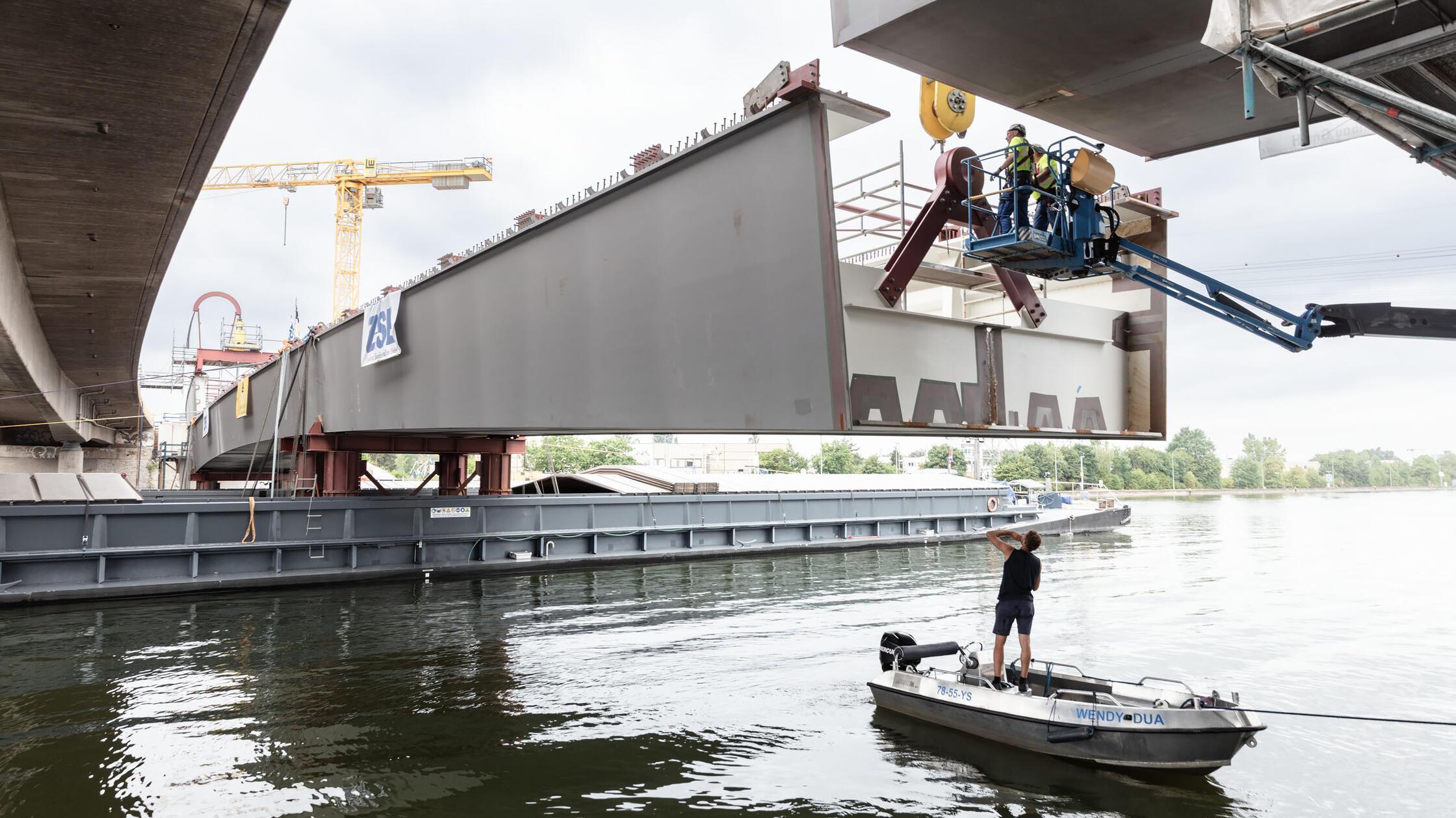 Lückenschluss über dem Main-Donau-Kanal: Am Dienst