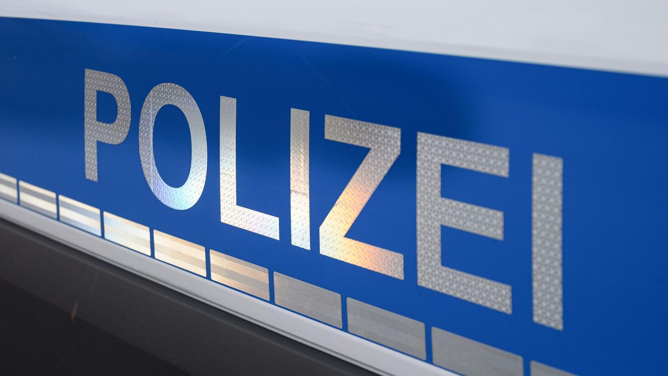 Nachts-zu-Fu-auf-der-Bundesstra-e-Mann-pl-tzlich-von-Auto-erfasst-und-schwer-verletzt