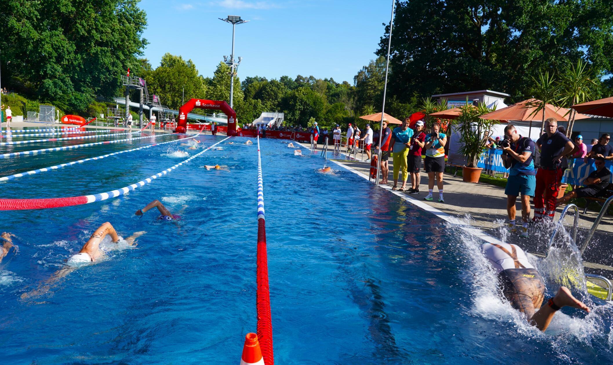 Eindrücke von den Starterinnen und Startern des Challenge-forAll: Hier starteten die Schwimmerinnen und Schwimmer das Rennen.