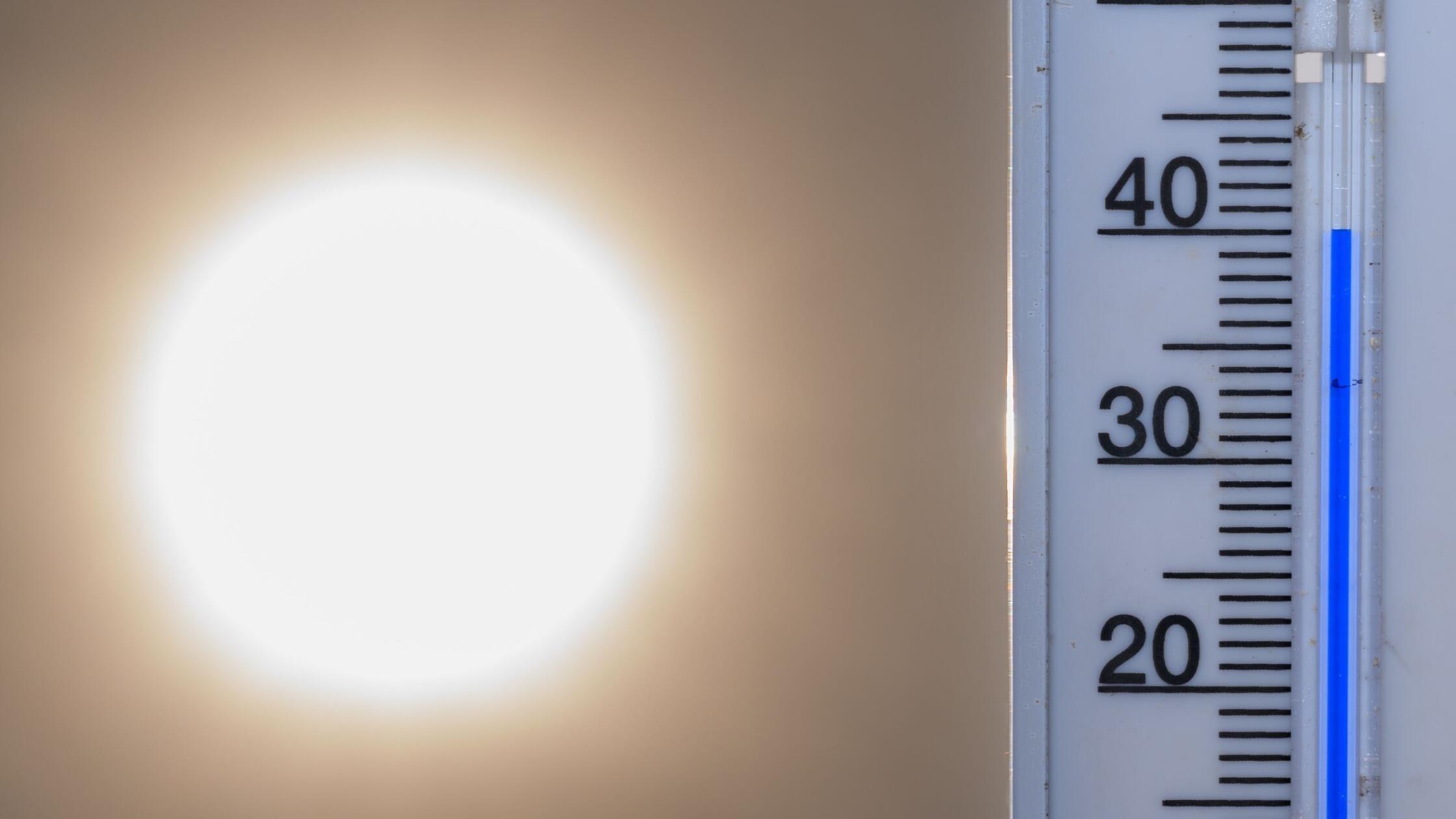 40 Grad Celsius zeigt ein Thermometer vor der Mitt