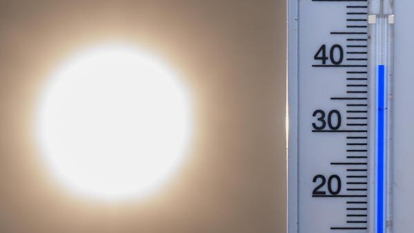 40 Grad Celsius zeigt ein Thermometer vor der Mitt
