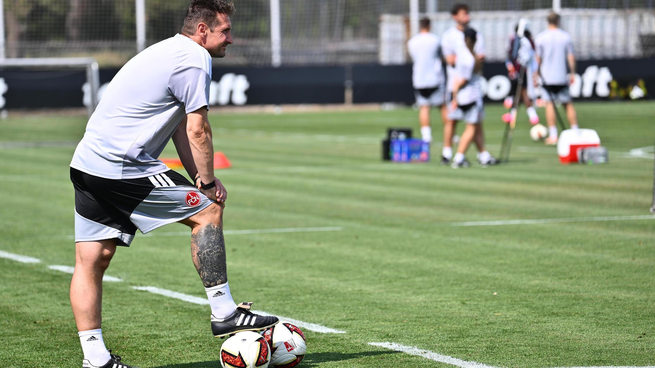 -Er-macht-Fehler-wie-wir-alle-Was-beim-Club-von-Miroslav-Klose-erwartet-wird