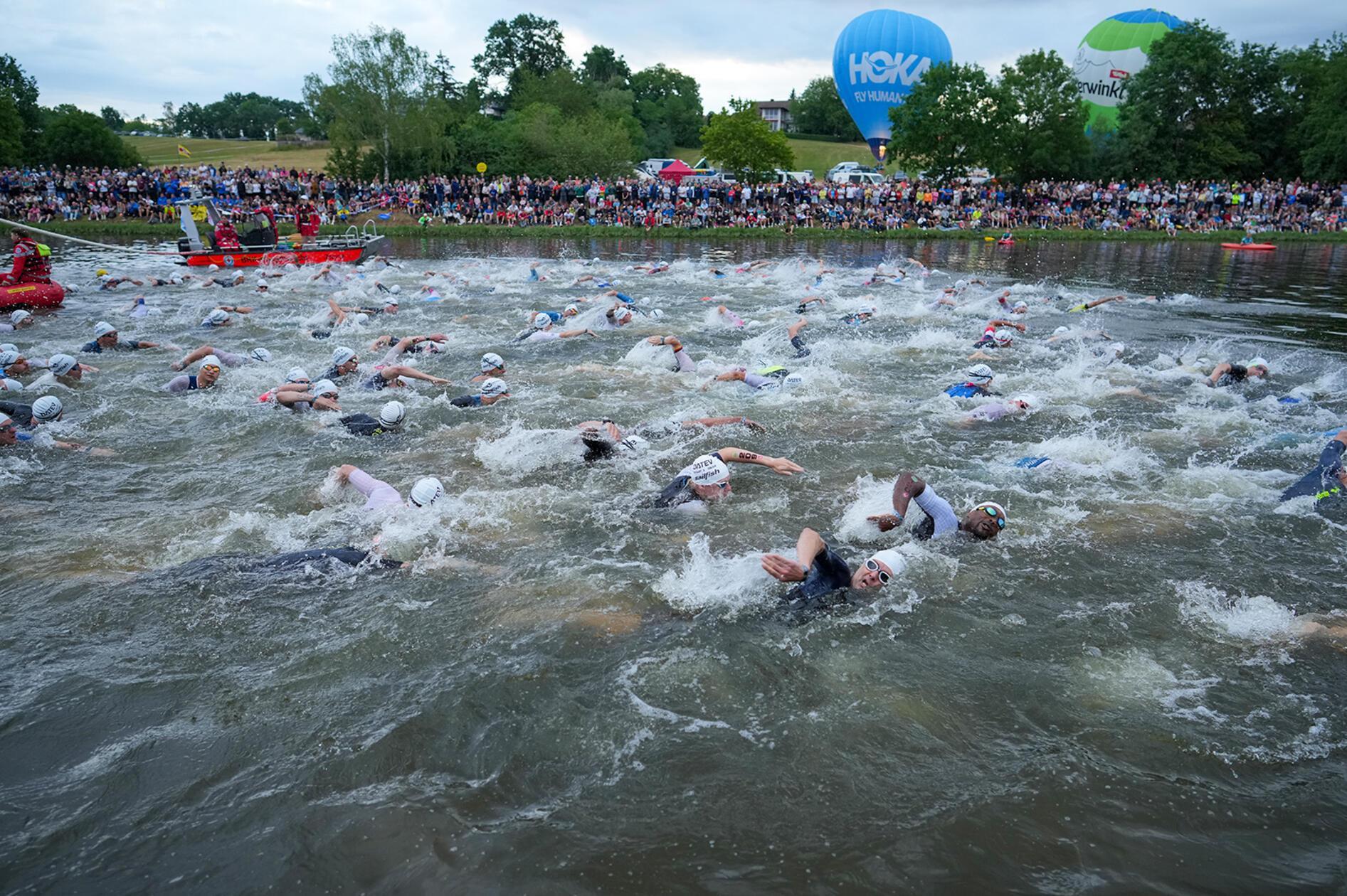 Um 6.30 Uhr fiel der Startschuss, die 36 männlichen Profis wurden dann ins Rennen geschickt. Jungstar Rico Bogen führte das Rennen in der Schwimm-Distanz an.