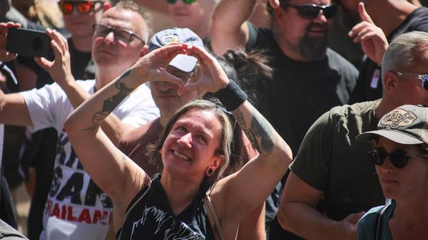 Zwischen den verschiedenen Auftritten zeigten sich auch die Fans begeistert.