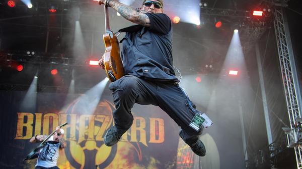 Auch Metal und Hip-Hop-Einflüsse finden sich in der Musik der Band wieder.