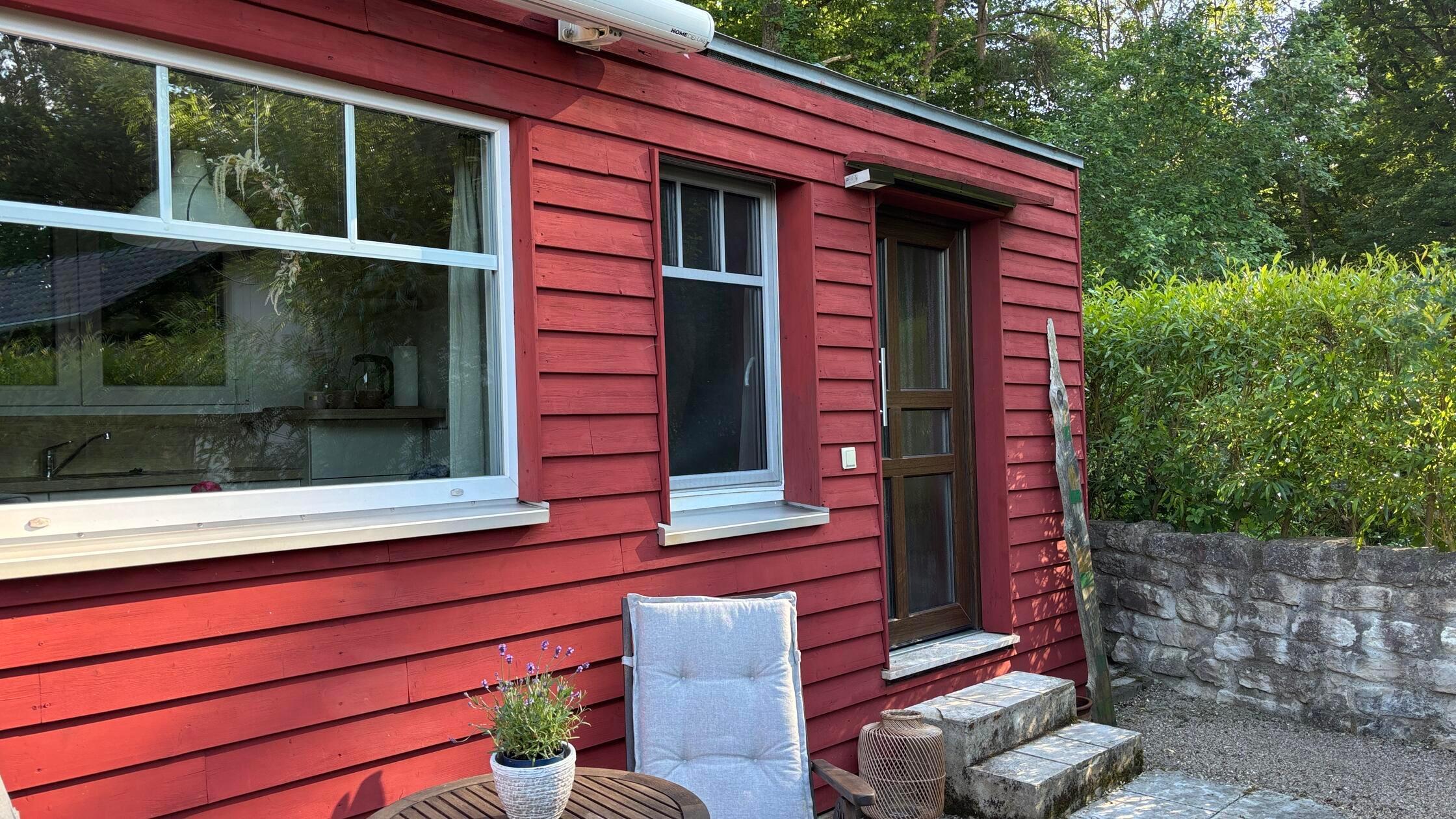 Auf einer Fläche von 18 Quadratmeter machen die Gäste von Anja und Daniel Koglin Urlaub - und zwar im beschaulichen Gothendorf bei Arberg. Im Tiny House Hygge suchen die Besucher Ruhe und die Rückbesinnung zur Natur.