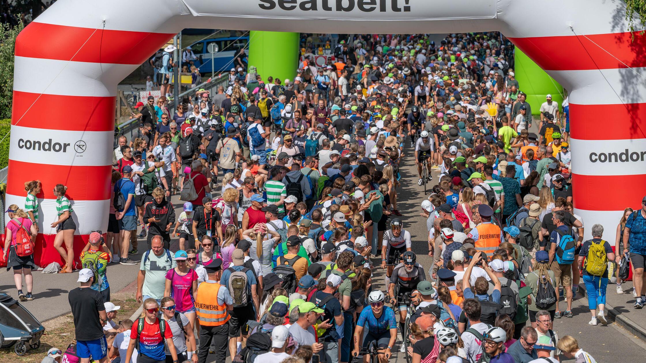 Massenandrang unter dem Zielbogen "Fasten your sea