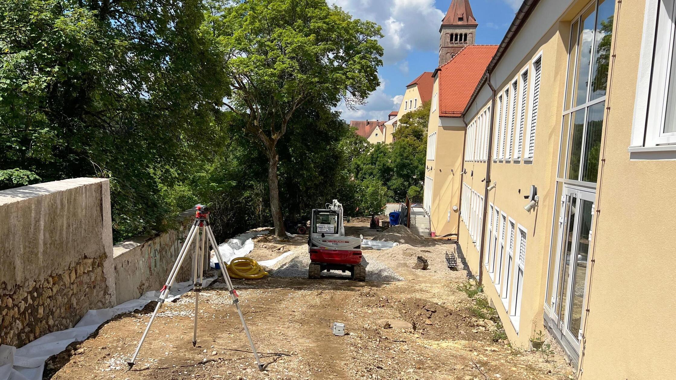 Die Bauarbeiten am unteren Pausenhof der neu sanie