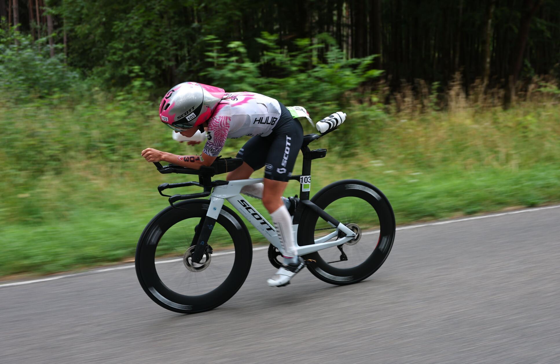 Bei den Frauen siegte die Vorjahresdritte Alanis Siffert in 8:09:09 Stunden. Damit verbesserte sich die jüngste Challenge Roth-Siegerin der Geschichte um mehr als 30 Minuten gegenüber dem Vorjahr. „Es ist einfach unglaublich. Erst die letzten zwei Kilometer auf der Marathonstrecke habe ich gewusst, dass es klappt.“