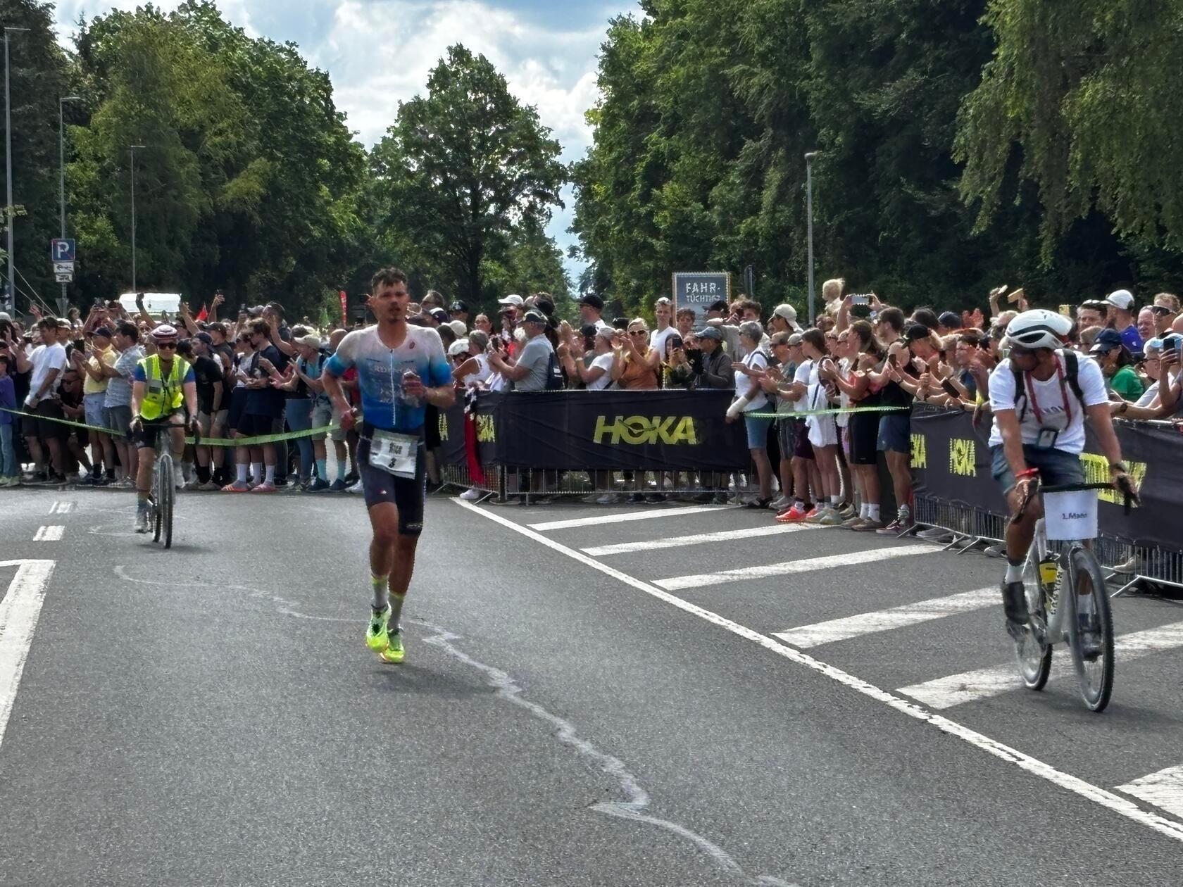 Die Stimmung an der Strecke war für die Triathleten wieder einmal beeindruckend. Roth-Neuling Bogen: „Es war noch krasser als das, was ich gehört hatte.“