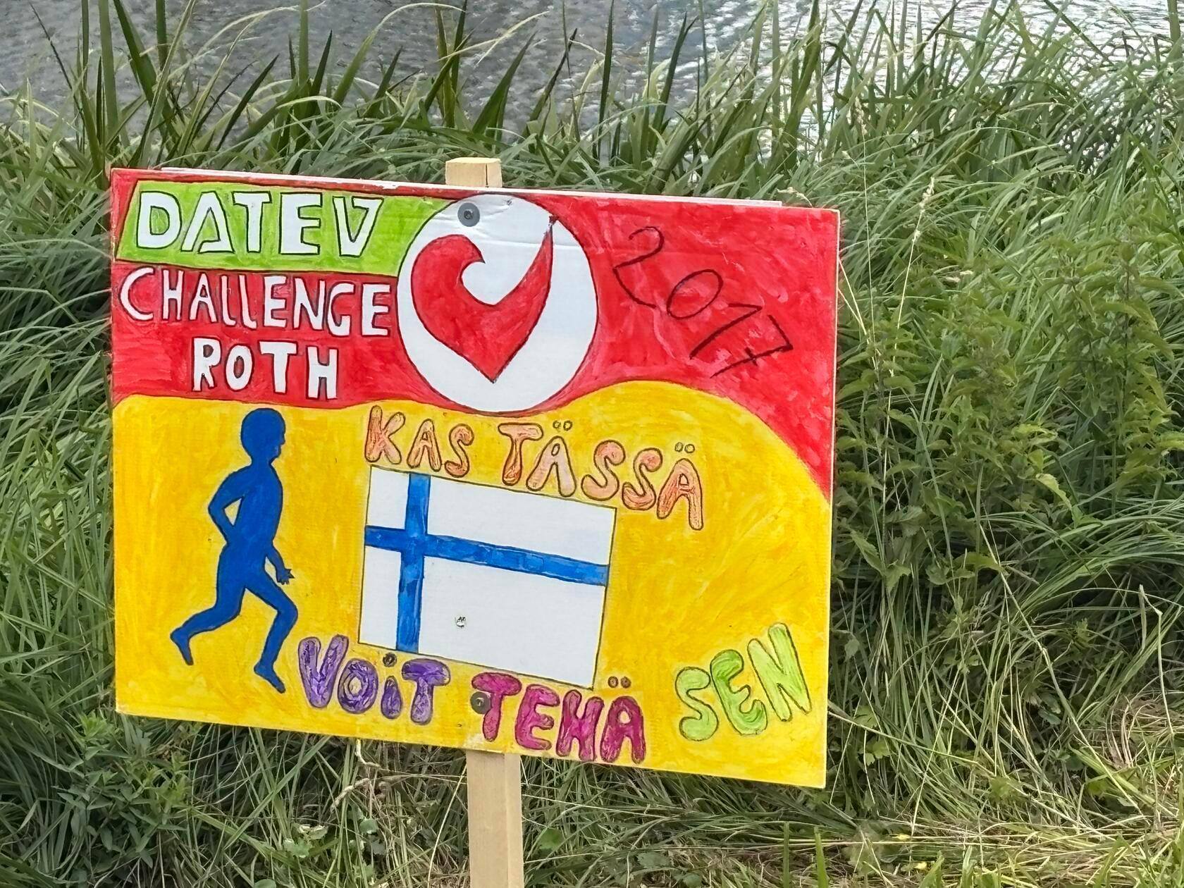 Am Rand der Weiherschleife in Büchenbach waren zahlreiche bunte Schilder zur Unterstützung der Athletinnen und Athleten angebracht.