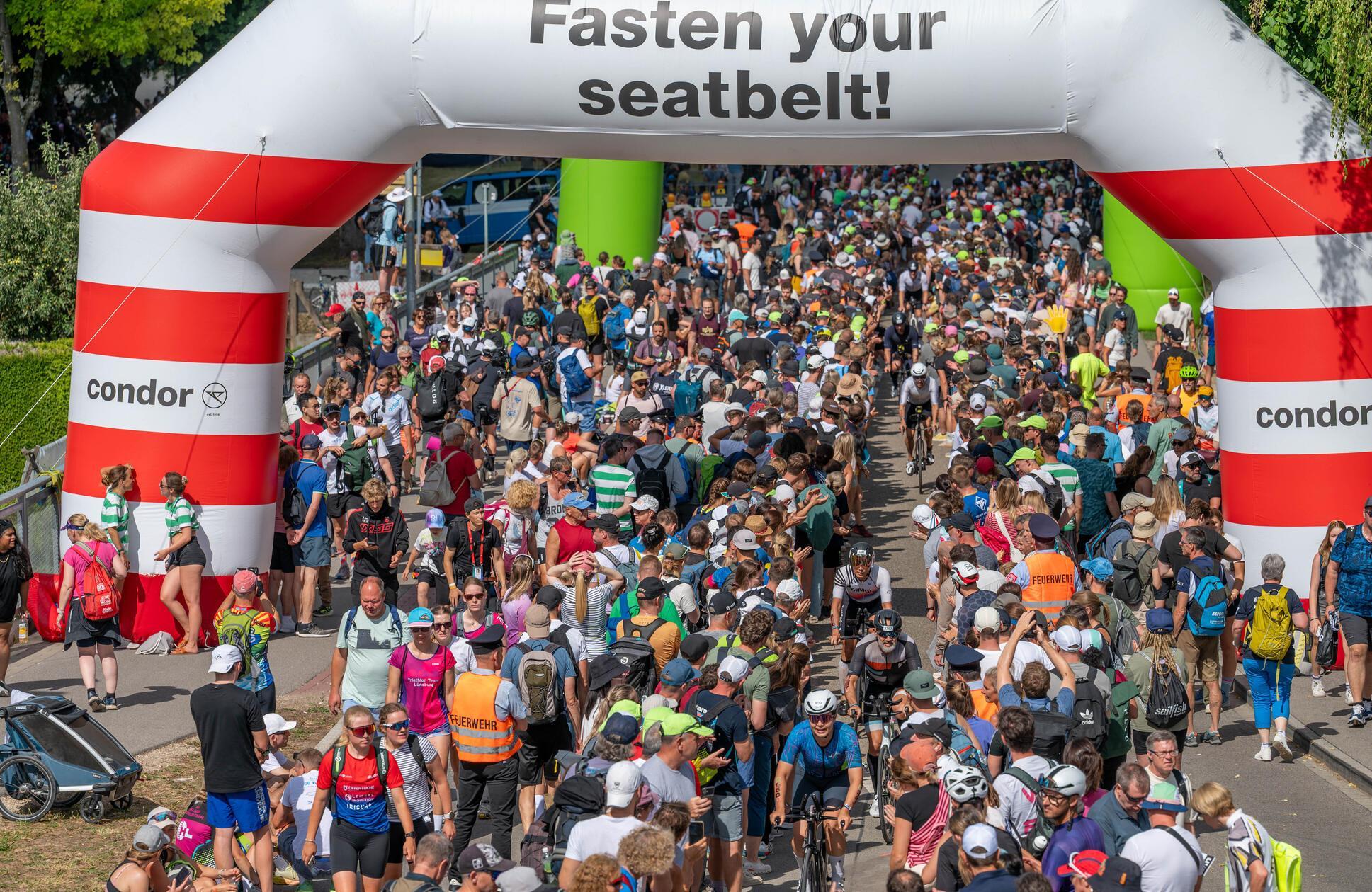 Massenandrang unter dem Zielbogen "Fasten your sea