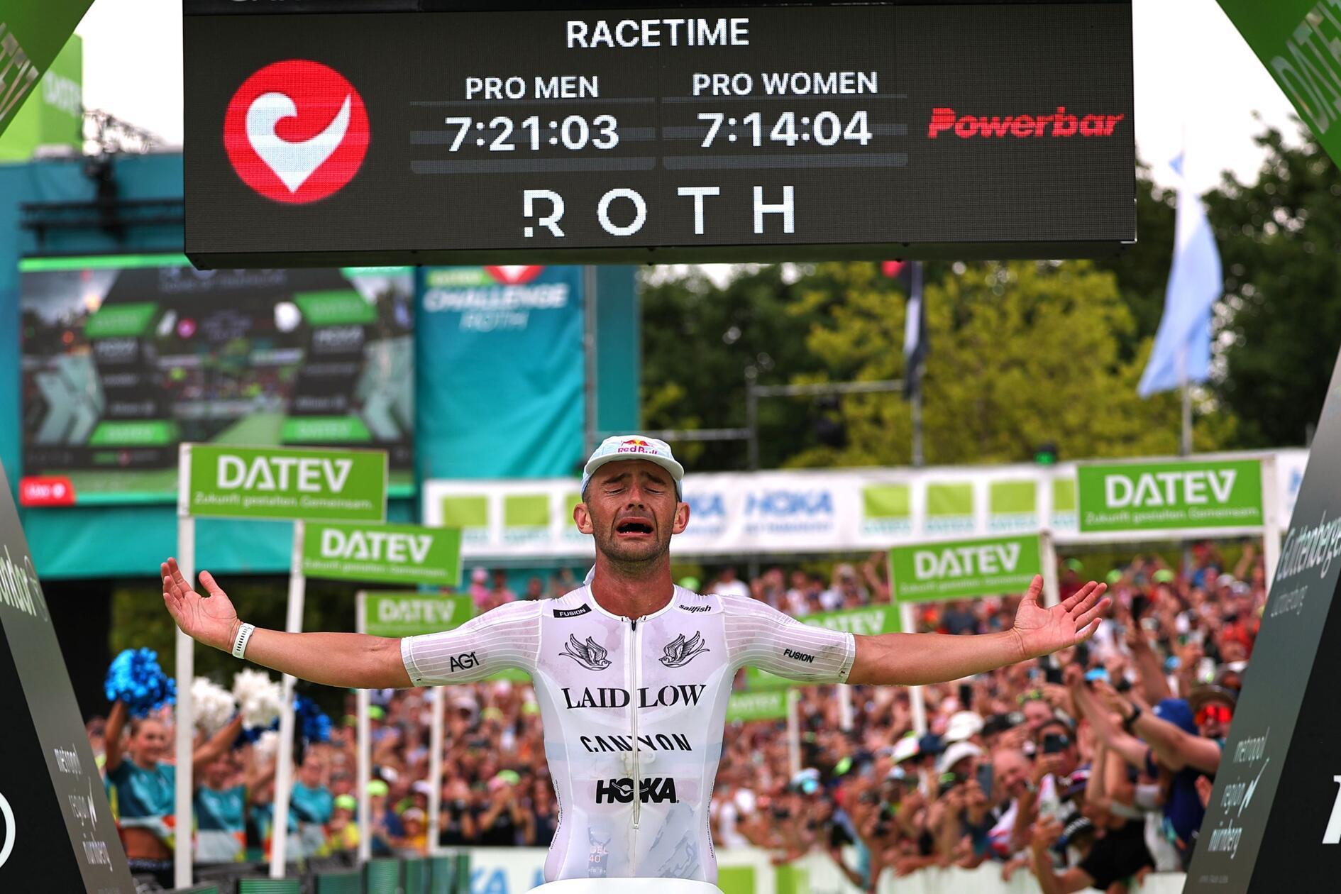 Für 3,86 Kilometer Schwimmen, 180 Kilometer Radfahren und 42,195 Kilometer Laufen benötigte der 27-Jährige 7:21:04 Stunden.