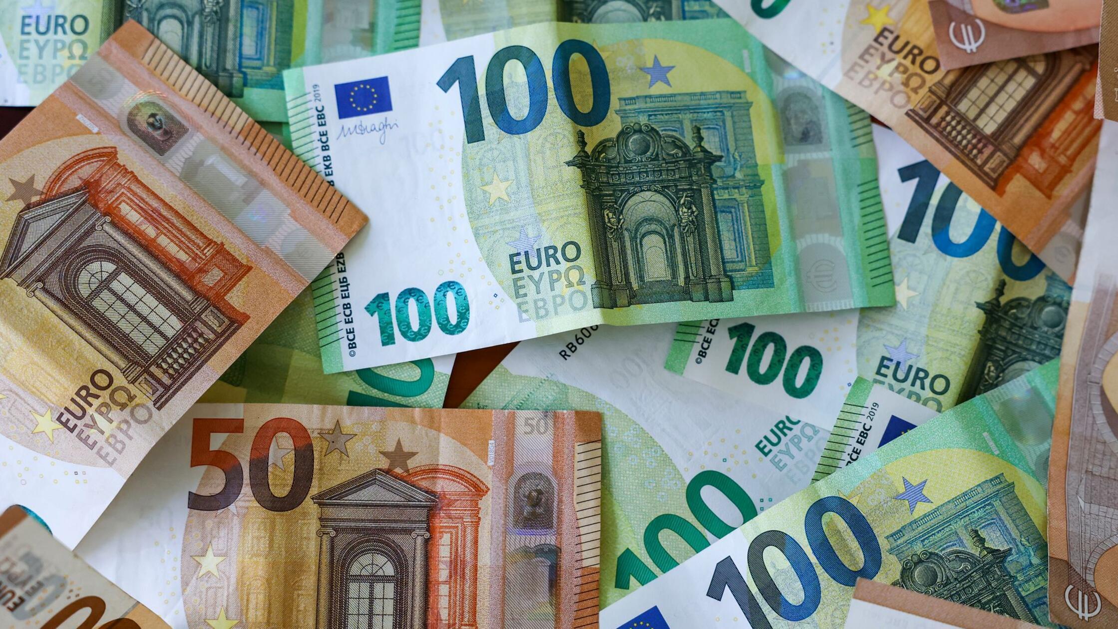 Mehrere Hunderter und Fünfziger Euro Geldscheine l