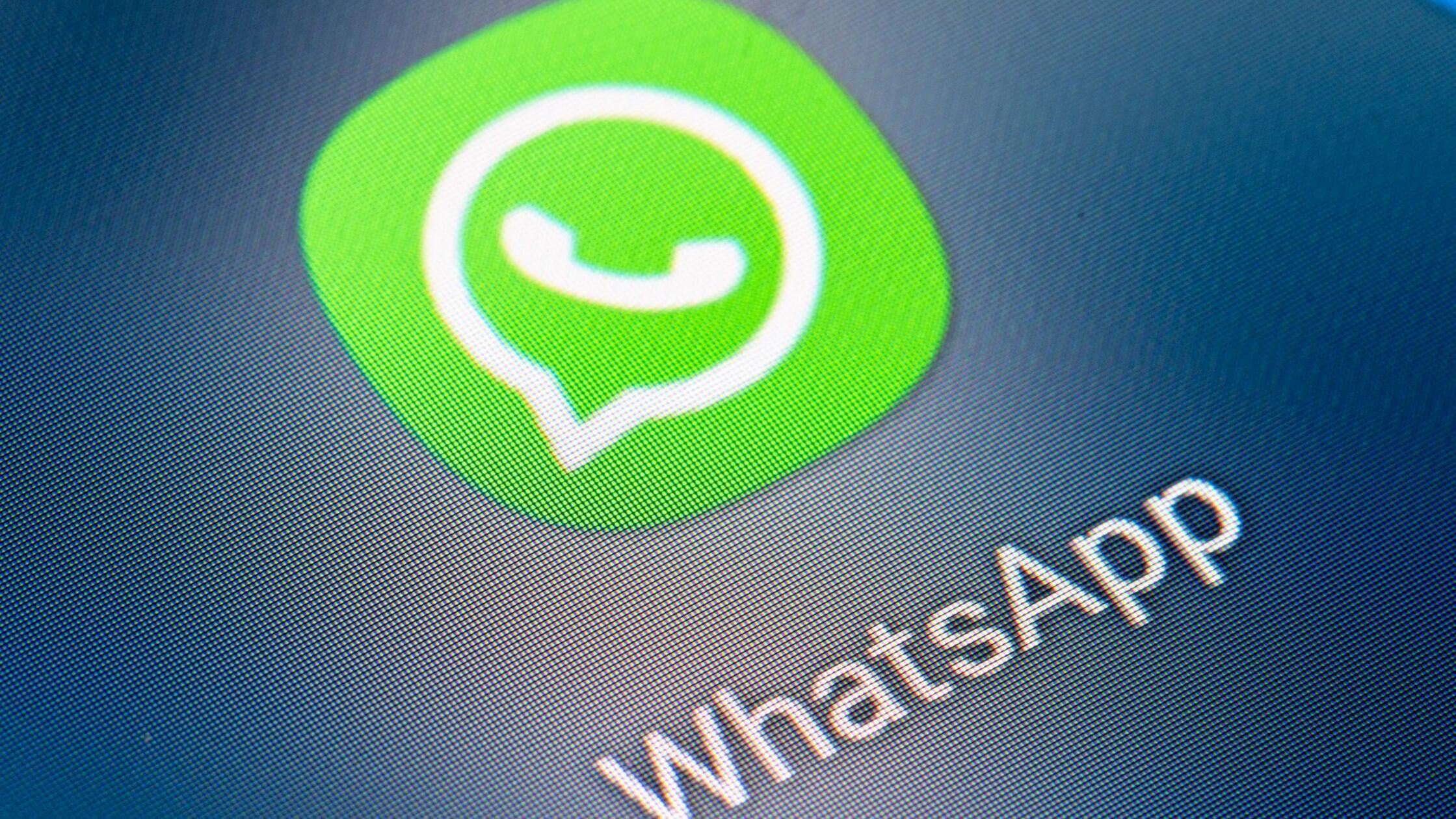 Auf dem Bildschirm eines Smartphones sieht man das