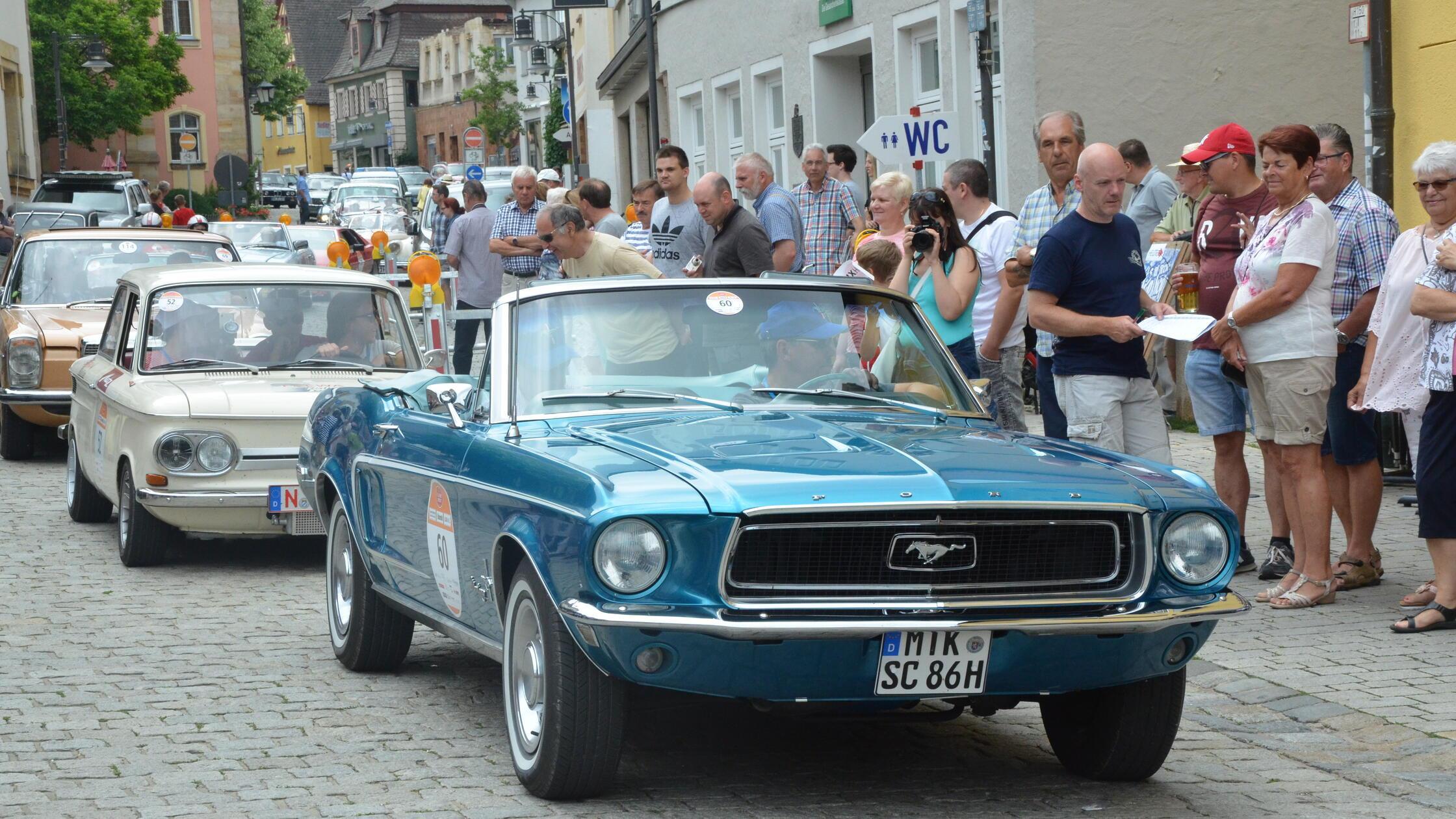 Ein Oldtimer rollt anlässlich des Altmühltal Class