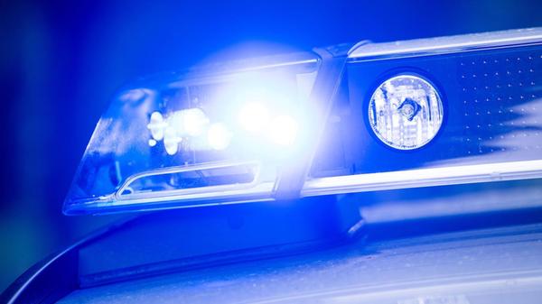 Ein Blaulicht leuchtet an einer Polizeistreife. (z