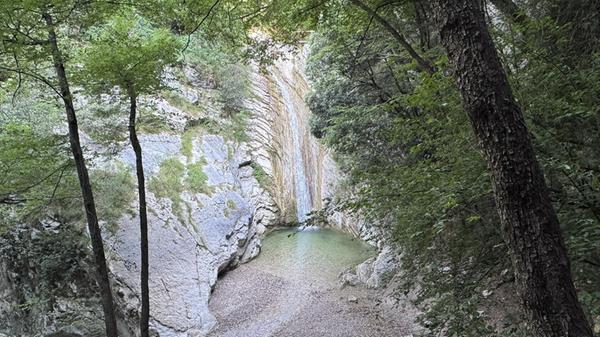 Auf der Weitwanderstrecke Bassa Via del Garda in der Provinz Brescia kommt man auch an Wasserfällen vorbei.
