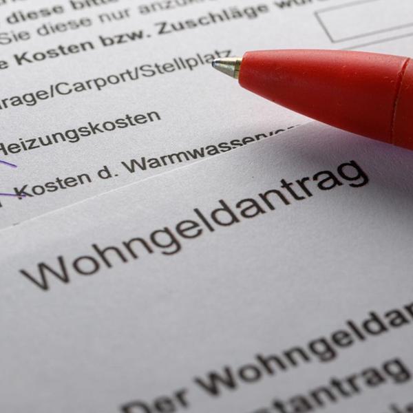 Ein Stift liegt auf einem Wohngeldantrag auf einem