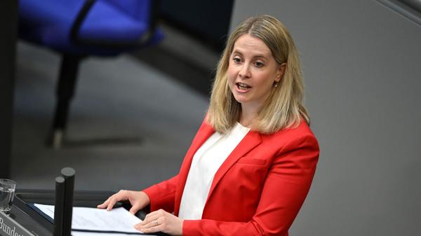 Verena Hubertz (SPD), Bundesministerin für Wohnen,