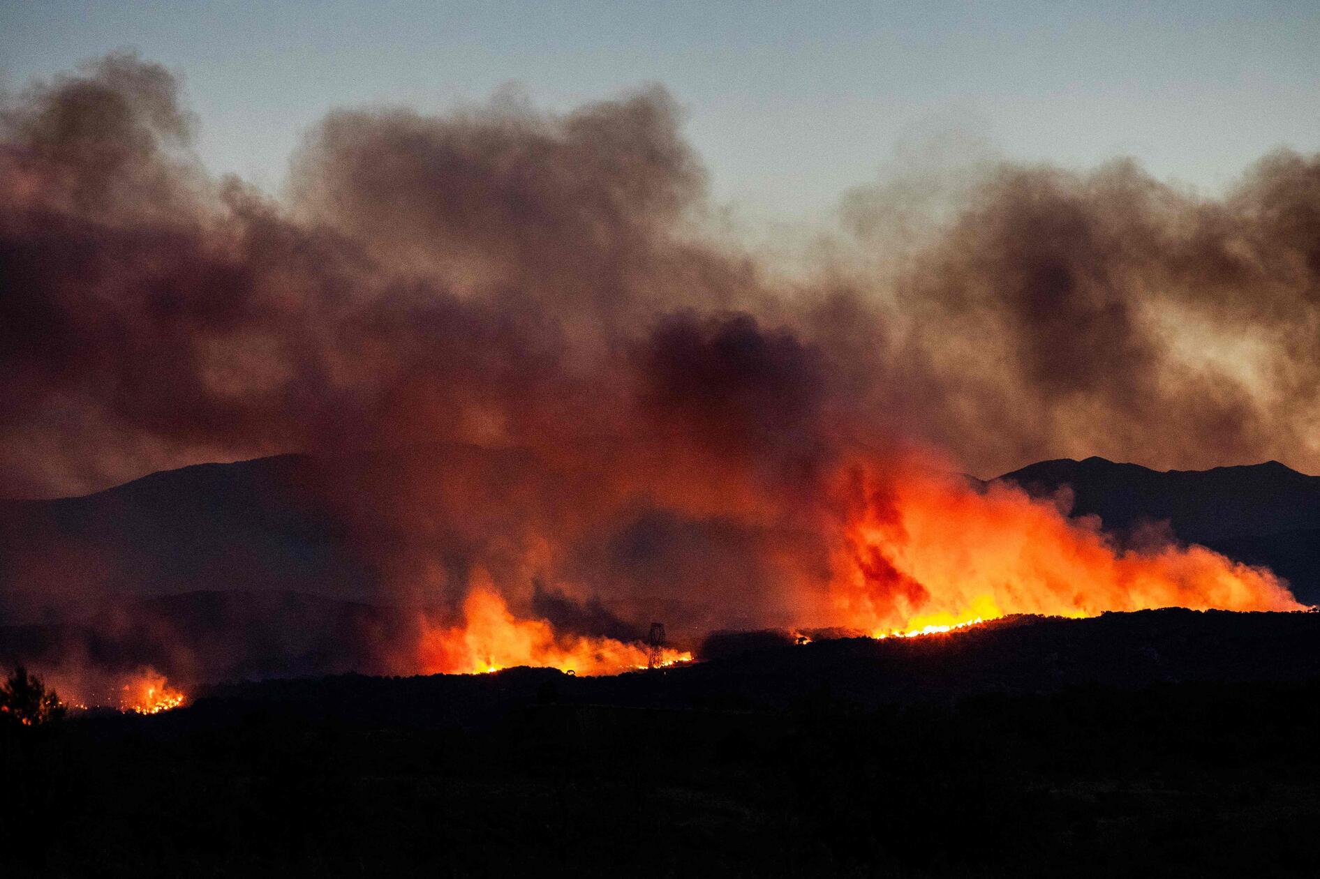 Qualmwolken eines Waldbrandes in der Region Aspres verdunkeln den Himmel. Wegen eines weiter um sich greifenden Naturbrandes in Südfrankreich sind inzwischen 10.000 Menschen evakuiert worden.