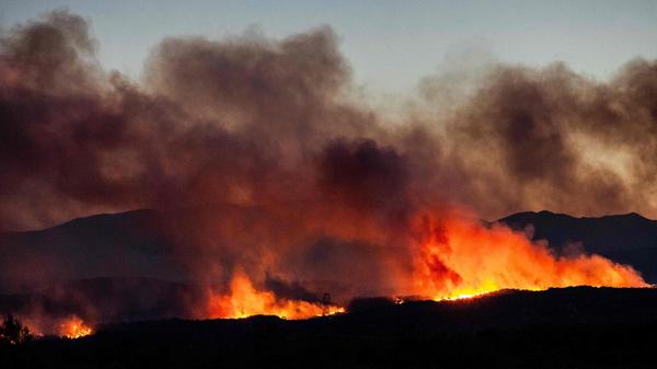 Qualmwolken eines Waldbrandes in der Region Aspres verdunkeln den Himmel. Wegen eines weiter um sich greifenden Naturbrandes in Südfrankreich sind inzwischen 10.000 Menschen evakuiert worden.