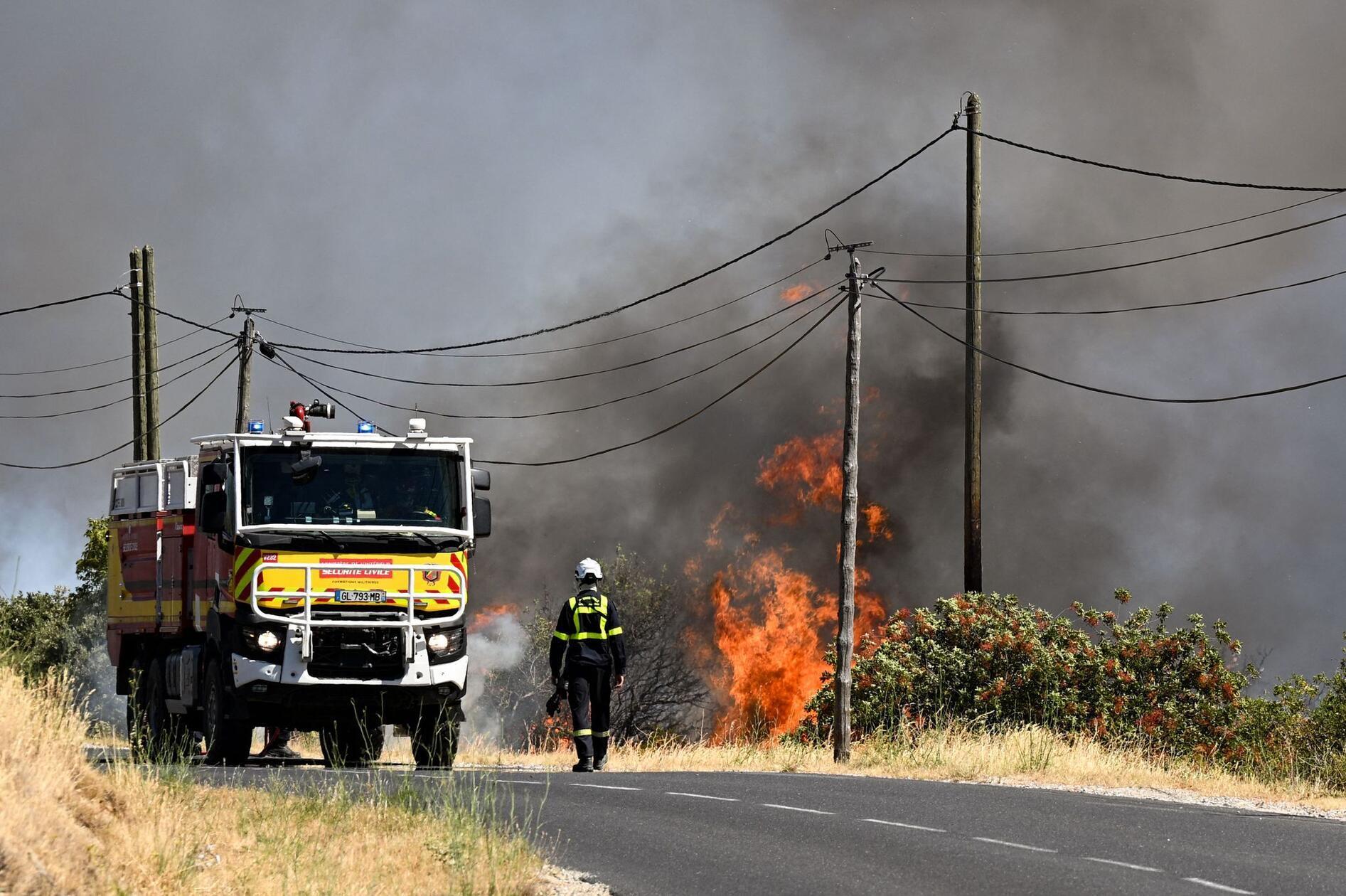 Der Brand wurde durch Wind, große Hitze und vor allem durch eine außergewöhnlich hohe Lufttrockenheit angefacht. Ein Feuerwehrmann sowie ein Anwohner wurden schwer verletzt.