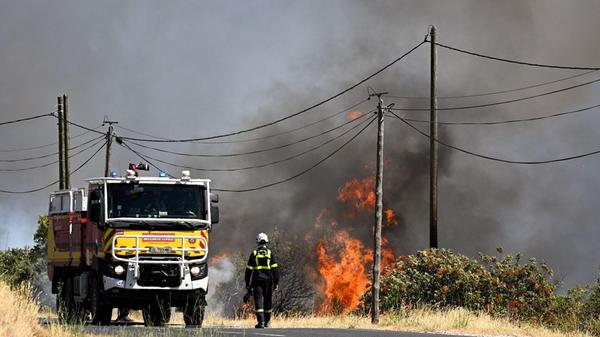 Der Brand wurde durch Wind, große Hitze und vor allem durch eine außergewöhnlich hohe Lufttrockenheit angefacht. Ein Feuerwehrmann sowie ein Anwohner wurden schwer verletzt.