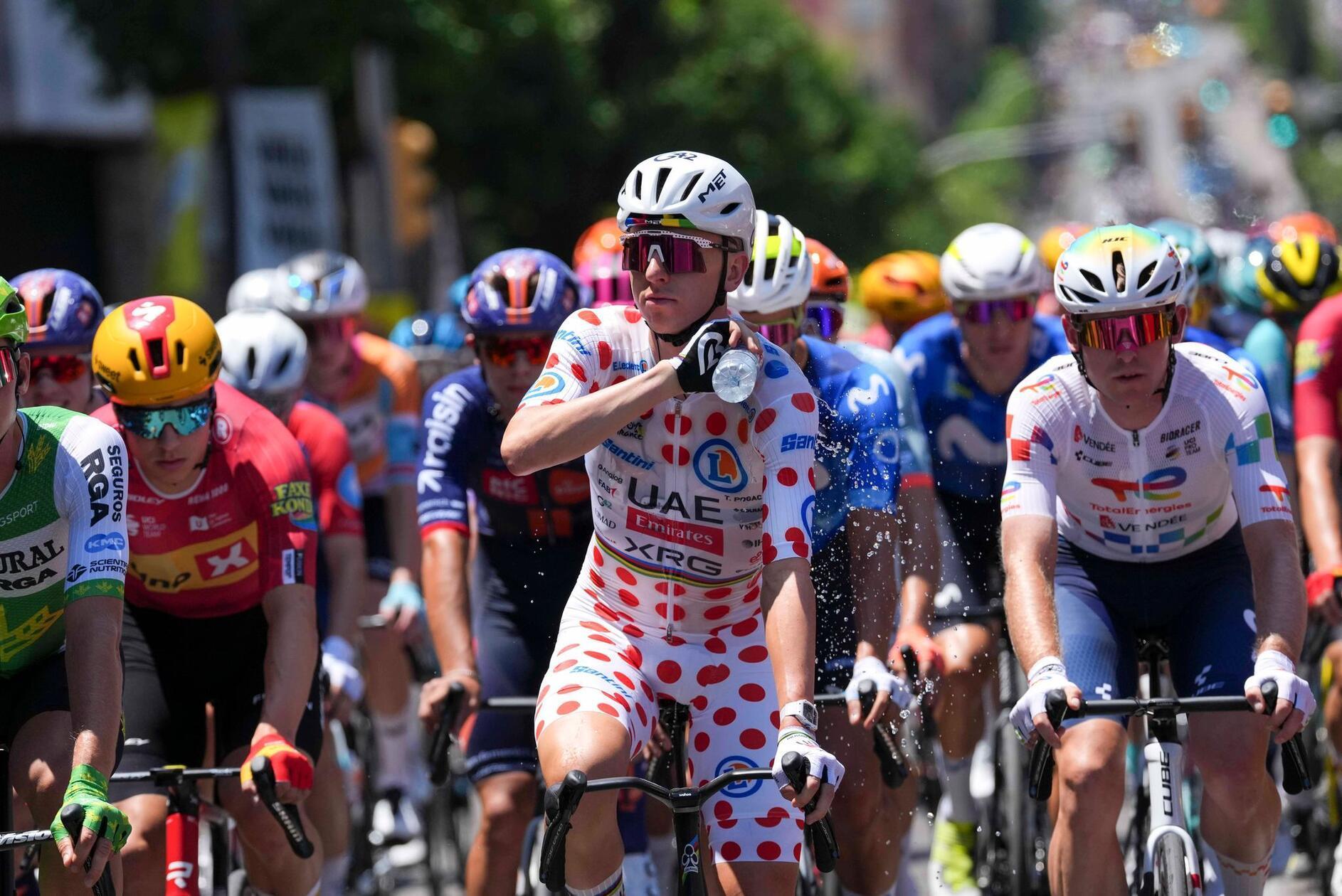 Der ausufernde Brand führte auch zu einer Anpassung der dritten Etappe der Tour de France, die am Montag durch die betroffene Region führte und nun ohne Zuschauer und Werbekarawane unterwegs sein musste.
