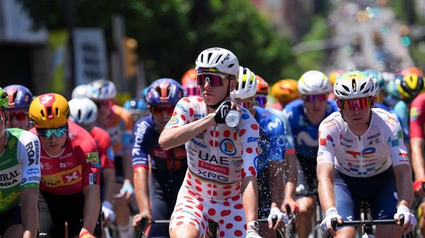 Der ausufernde Brand führte auch zu einer Anpassung der dritten Etappe der Tour de France, die am Montag durch die betroffene Region führte und nun ohne Zuschauer und Werbekarawane unterwegs sein musste.