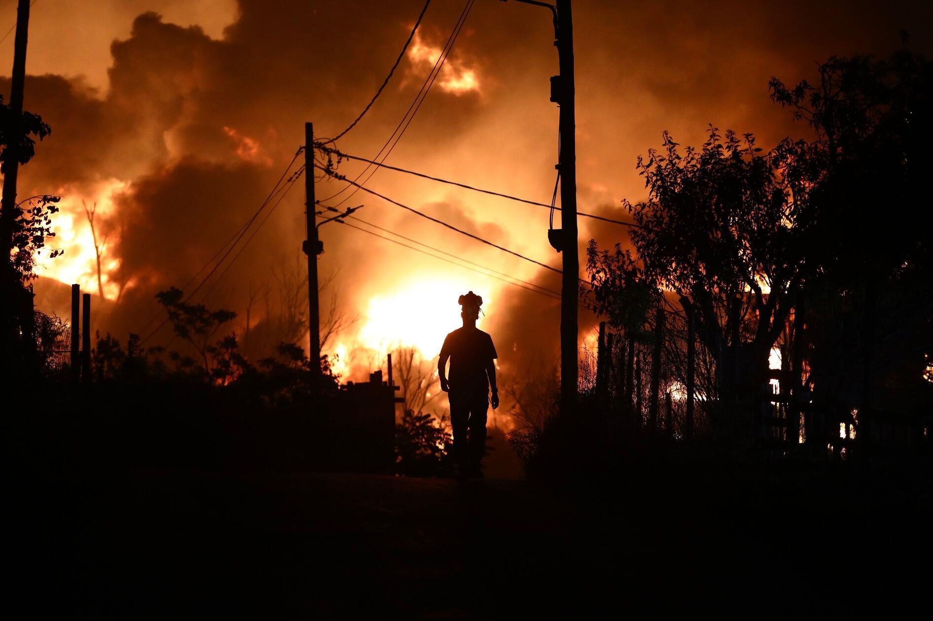 Ein Waldbrand erfasste dort am Sonntag eine Recyclinganlage. Die Behörden riefen die Bewohner einiger Stadtteile von Thessaloniki auf, in ihren Häusern zu bleiben und Fenster und Türen geschlossen zu halten, weil der Rauch Giftstoffe enthalte.