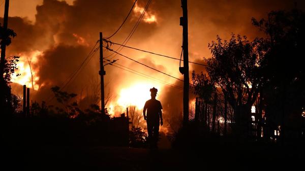 Ein Waldbrand erfasste dort am Sonntag eine Recyclinganlage. Die Behörden riefen die Bewohner einiger Stadtteile von Thessaloniki auf, in ihren Häusern zu bleiben und Fenster und Türen geschlossen zu halten, weil der Rauch Giftstoffe enthalte.