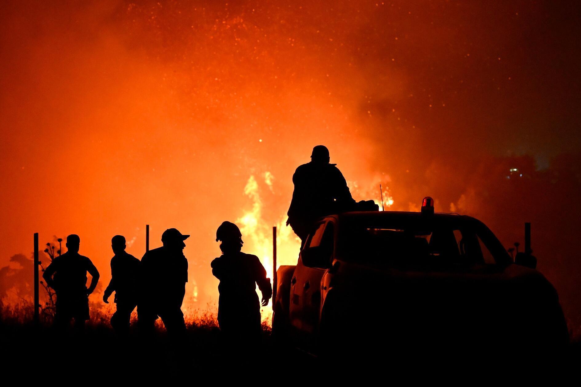 Etwa 160 Feuerwehrleute kämpften gegen die Flammen, die vom Wind angefacht wurden.