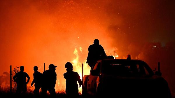 Etwa 160 Feuerwehrleute kämpften gegen die Flammen, die vom Wind angefacht wurden.