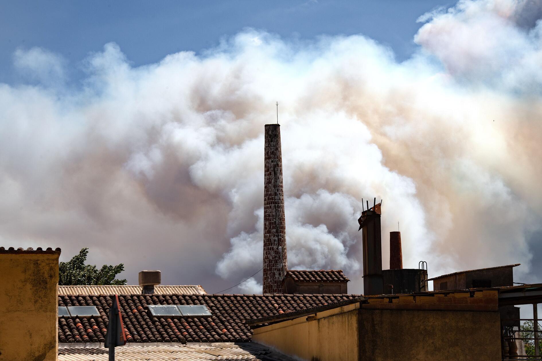 Auch in Portugal und Spanien halten mehrere Waldbrände die Feuerwehr seit Tagen auf Trab. Besonders das Feuer im portugiesischen Vouzela rund 80 Kilometer südöstlich von Porto bereitete Anwohnern und Behörden große Sorgen.