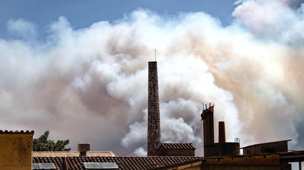 Auch in Portugal und Spanien halten mehrere Waldbrände die Feuerwehr seit Tagen auf Trab. Besonders das Feuer im portugiesischen Vouzela rund 80 Kilometer südöstlich von Porto bereitete Anwohnern und Behörden große Sorgen.