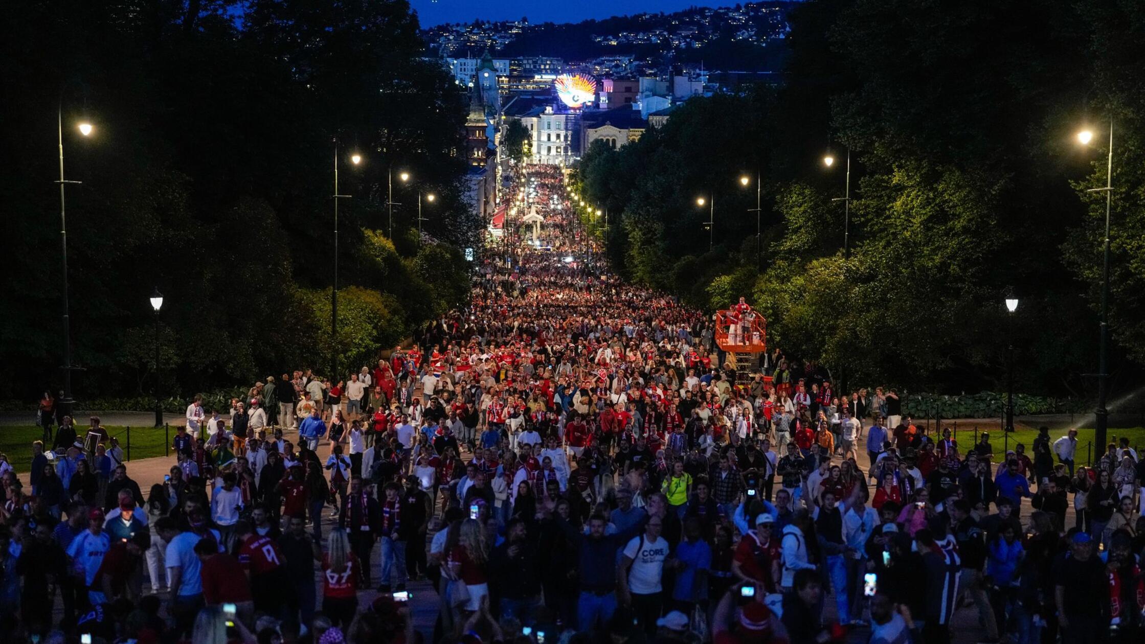 Norwegische Fußballfans versammeln sich auf dem Sl