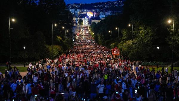 Norwegische Fußballfans versammeln sich auf dem Sl