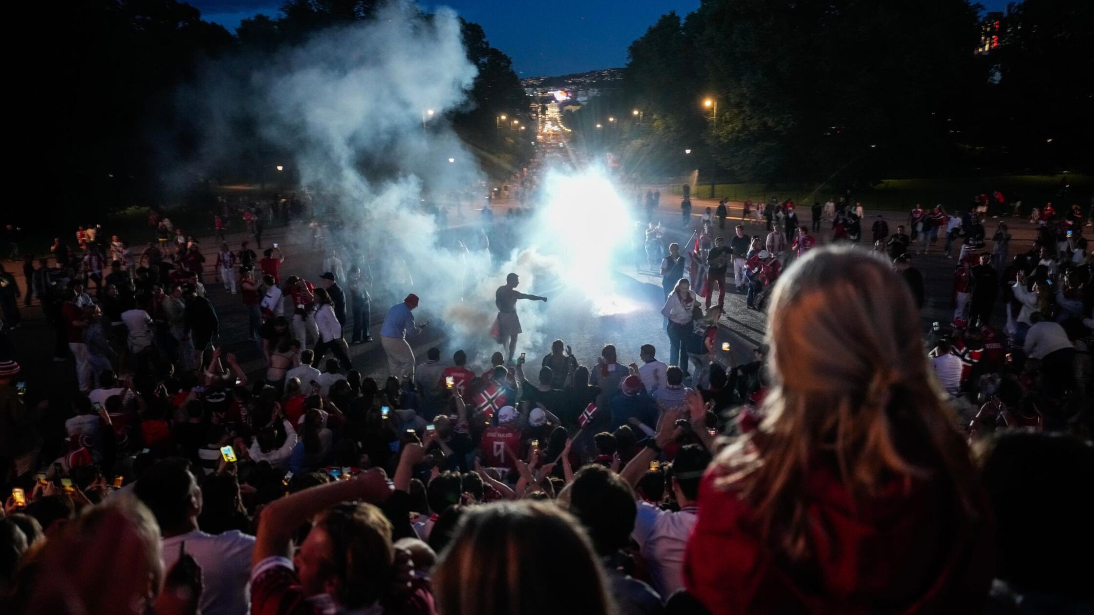 Norwegische Fußballfans feiern auf dem Slottsplåse