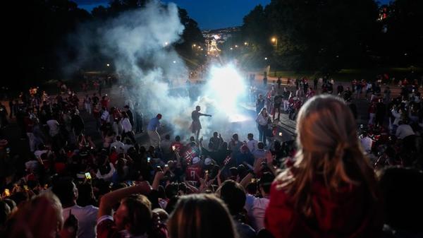 Norwegische Fußballfans feiern auf dem Slottsplåse