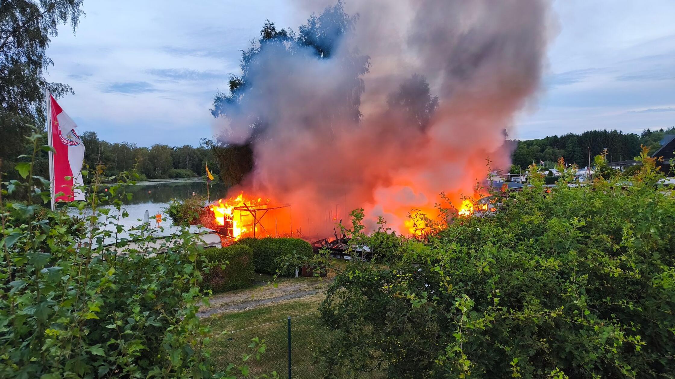 Major operation in Eschenbach: Human remains found after fire at campsite